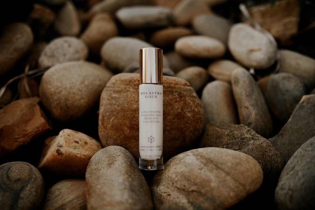 Acido ialuronico: siero o crema? Le differenze che devi conoscere — DermaDea (Photo: Lina Verovaya/Unsplash)