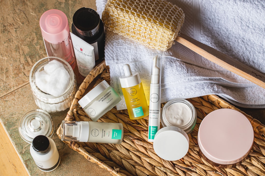 Come leggere l'INCI dei cosmetici: guida pratica — DermaDea (Photo: Poko Skincare/Unsplash)